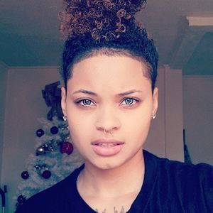 Meet your Posher, Corinne